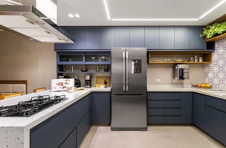 cozinha cinza e madeira escura