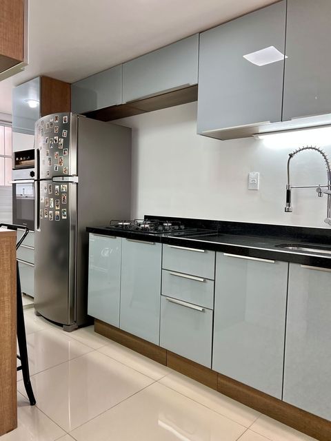 cozinha cinza e madeira como combinar