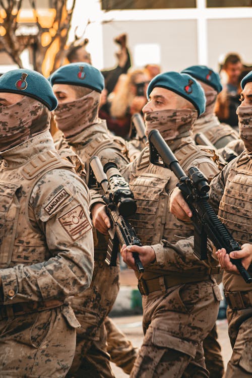 ideias de decoração com papel de parede militar