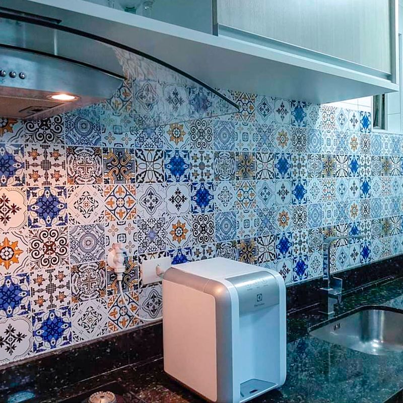 como aplicar papel de parede em azulejo
