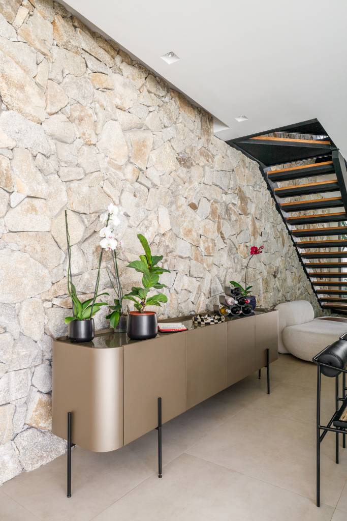 parede de pedra natural na sala