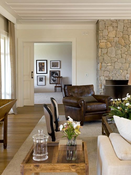 parede de pedra natural na sala