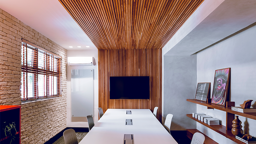 instalação de parede de madeira