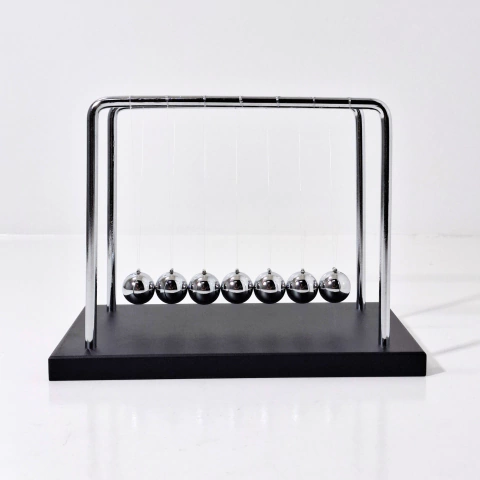 pendulo de newton pequeno para mesa de computador