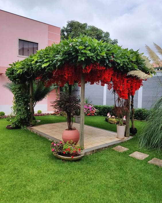pergolado de madeira com flores