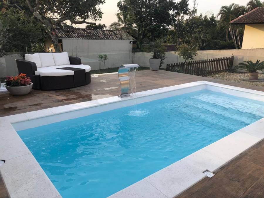 piscina com área de relaxamento na água