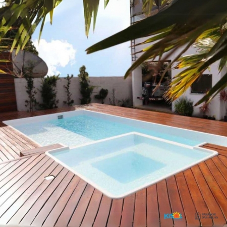 piscina de fibra com banco submerso