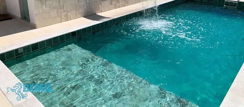 piscina de fibra com deck molhado