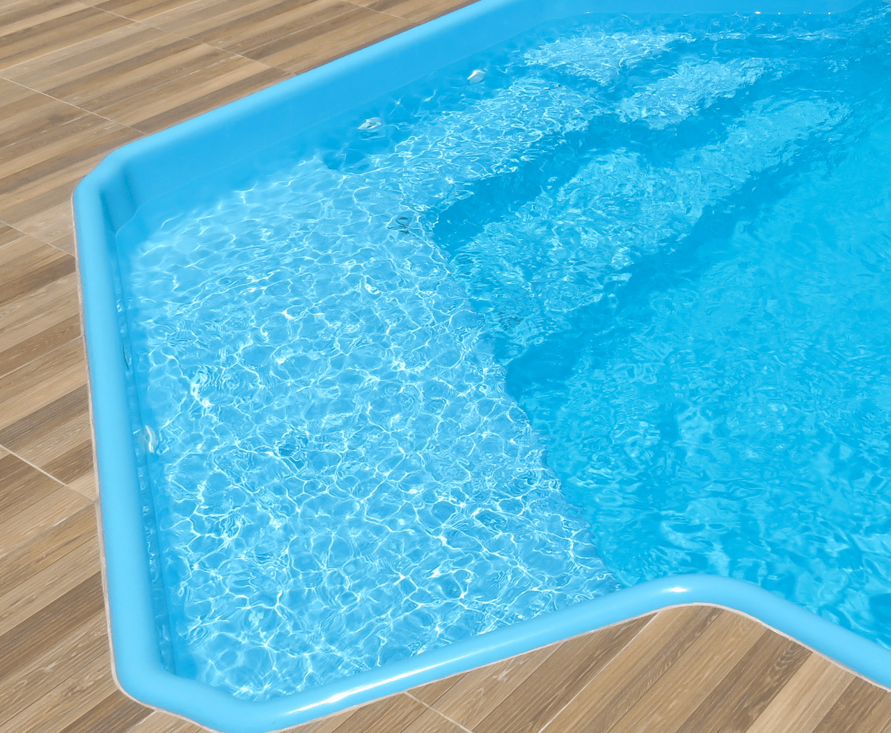 piscina com área de relaxamento na água