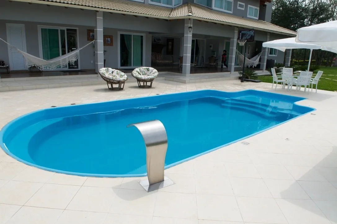 piscina de fibra com deck molhado