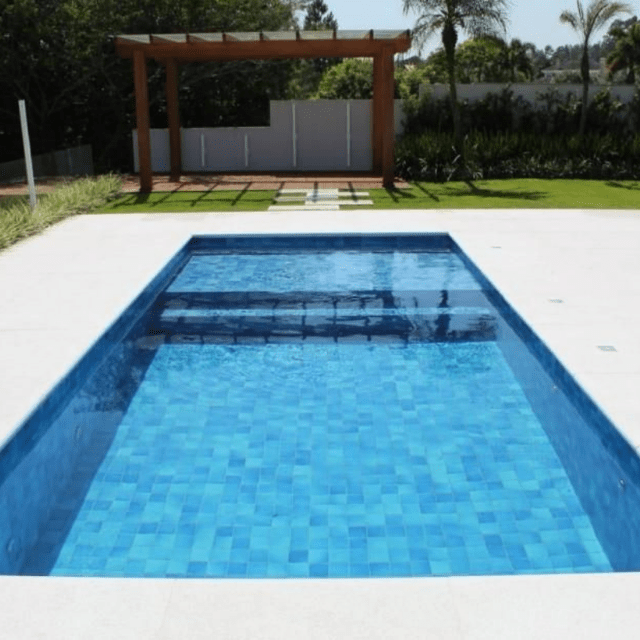 piscina com área de relaxamento na água
