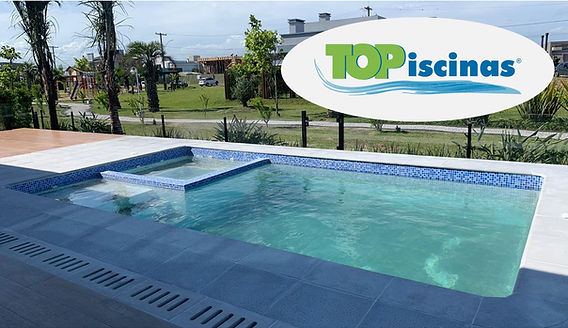 piscina de fibra com borda molhada