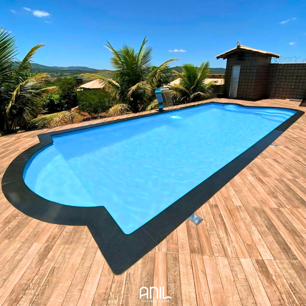 piscina de fibra com banco submerso