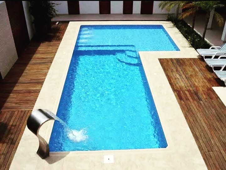 piscina com área rasa para espreguiçadeiras
