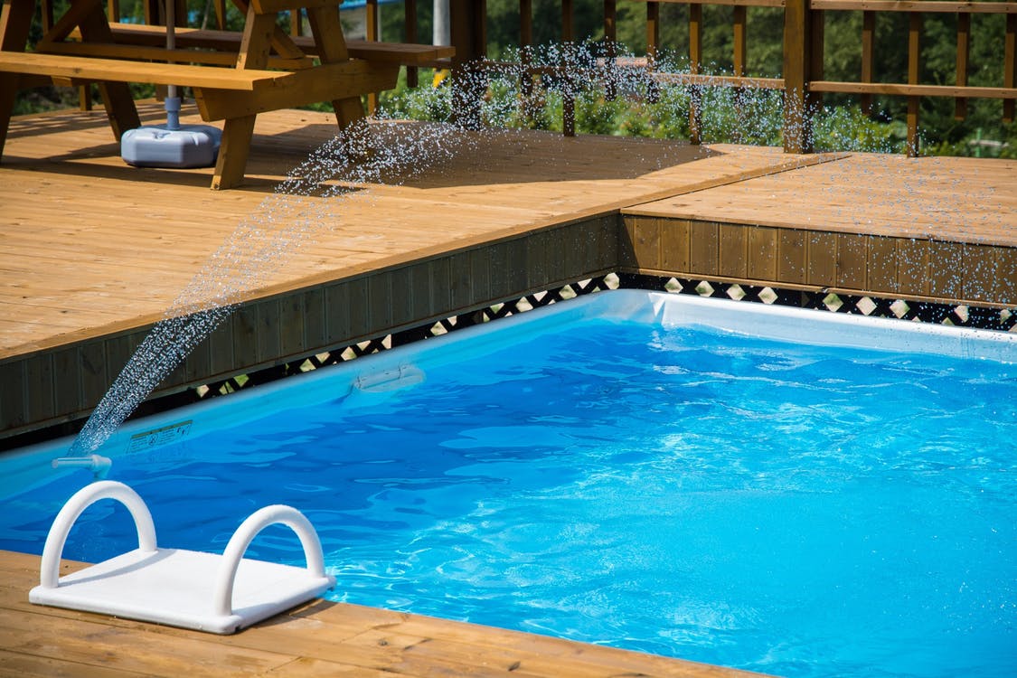 piscina de fibra com deck molhado