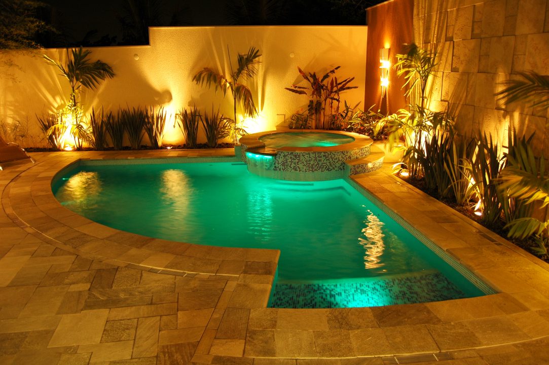 piscina com área de relaxamento na água