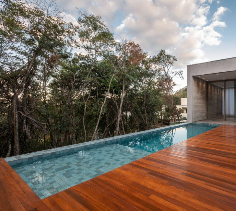 piscina com borda de porcelanato