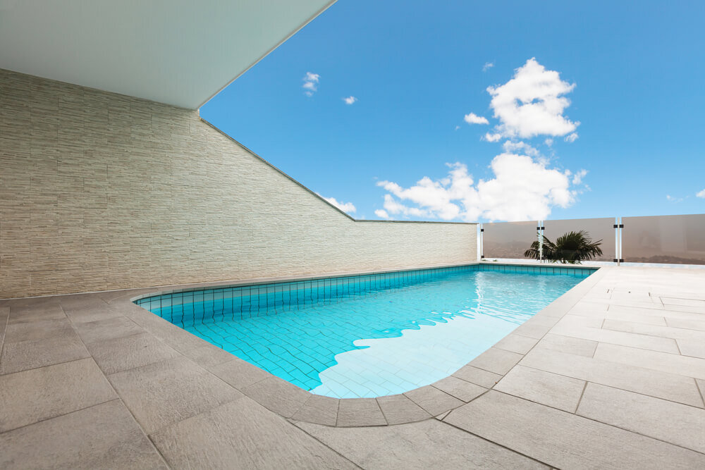 piscina com degrau de porcelanato