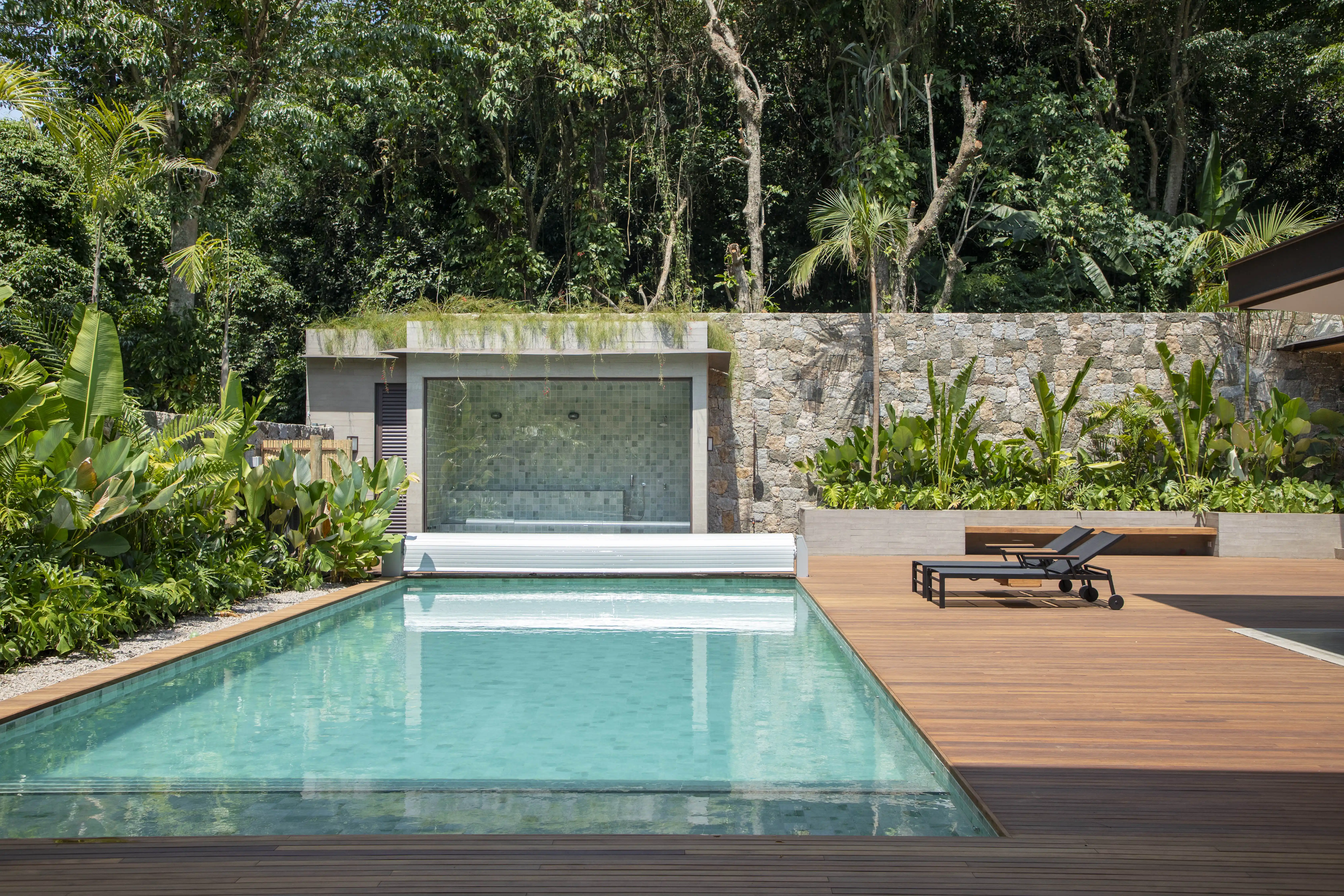 instalação porcelanato piscina