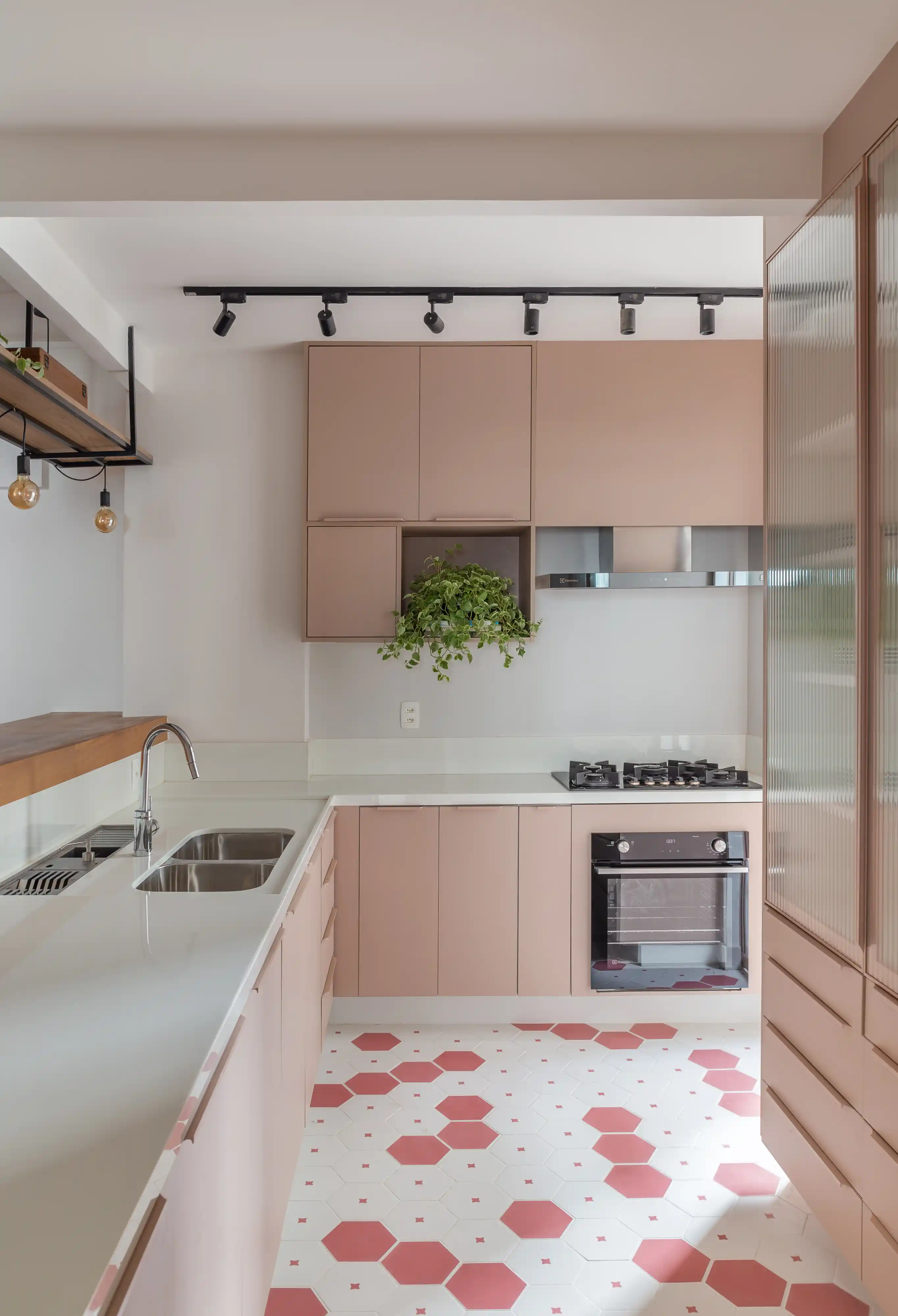 piso hidráulico cozinha com armários coloridos