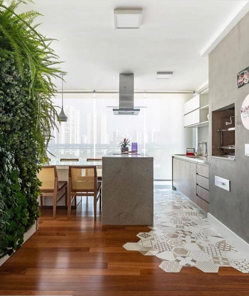 piso hidráulico cozinha com armários brancos