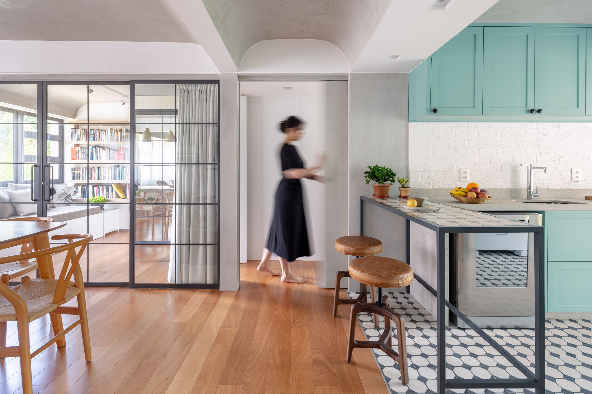 piso hidráulico cozinha preto e branco