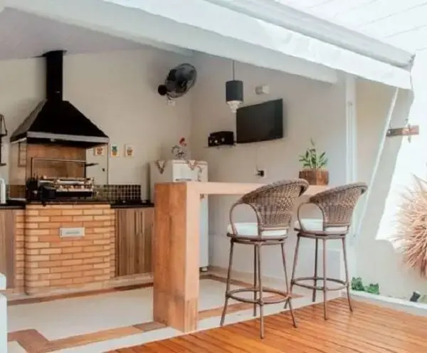 Cerâmica rústica vs. piso atérmico: qual o melhor para sua edícula externa?