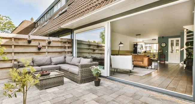 Guia completo de pisos para áreas de churrasqueira: do porcelanato às pedras naturais