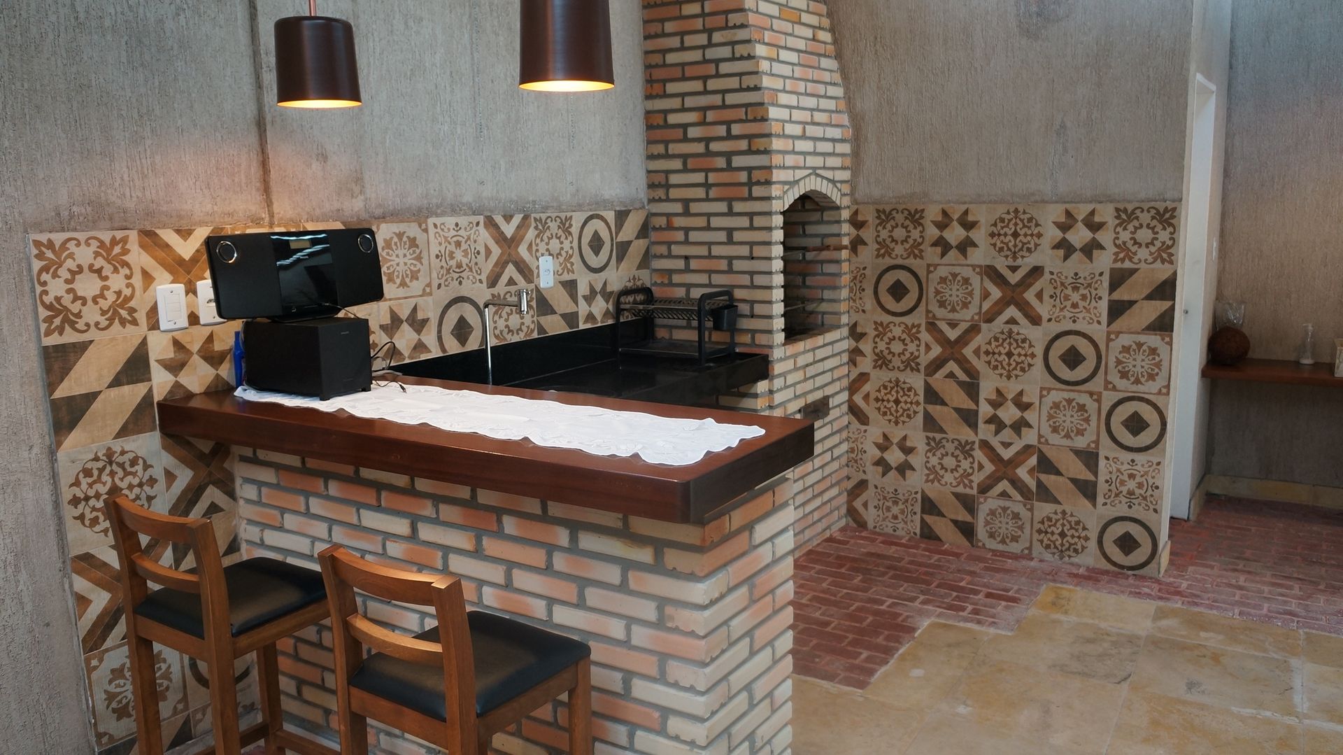 Cerâmica rústica vs. piso atérmico: qual o melhor para sua edícula externa?