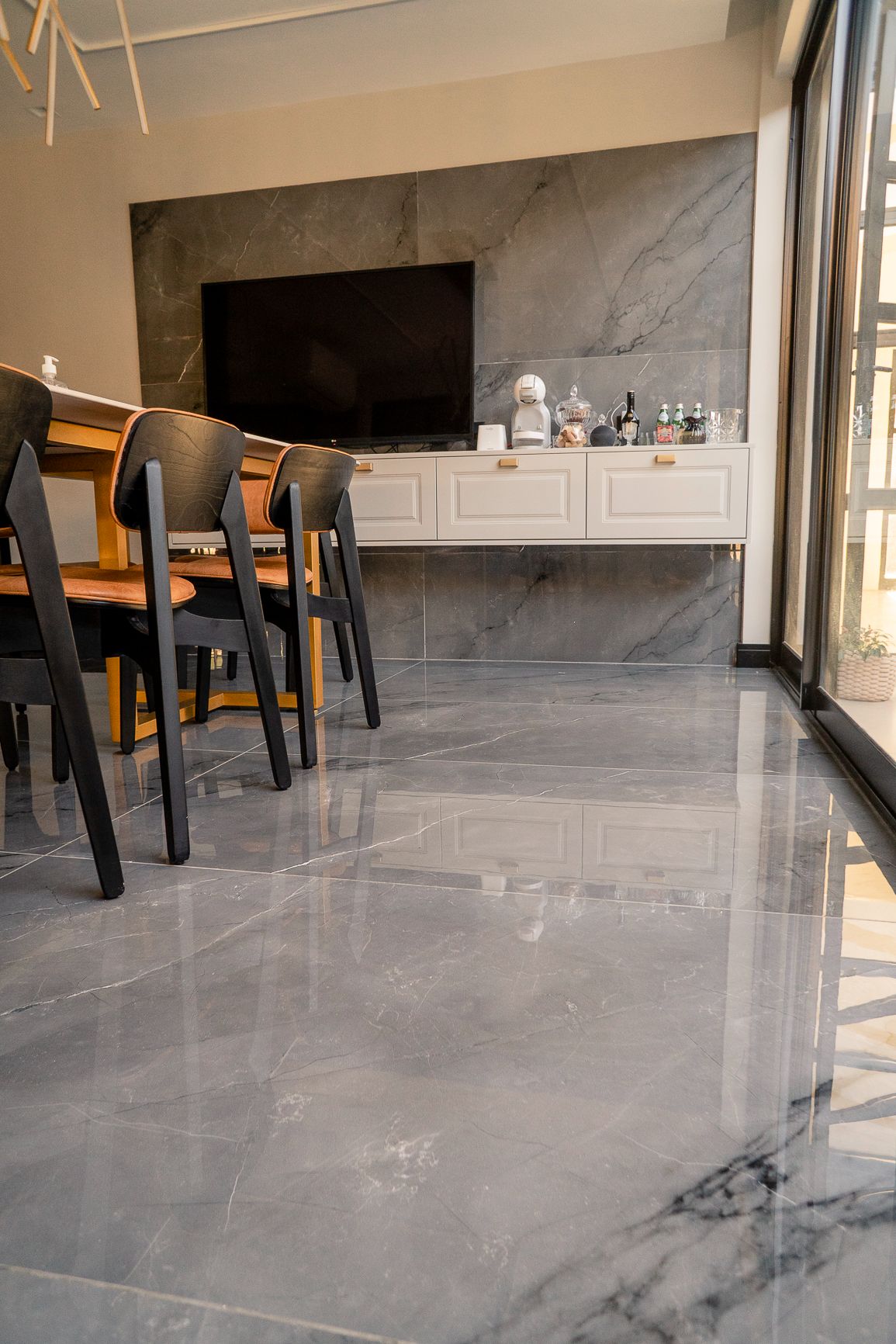 piso porcelanato cinza