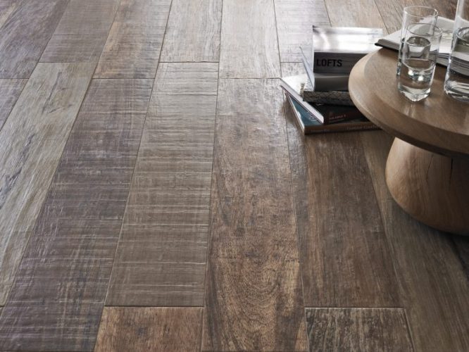 erros comuns ao escolher piso amadeirado para banheiro