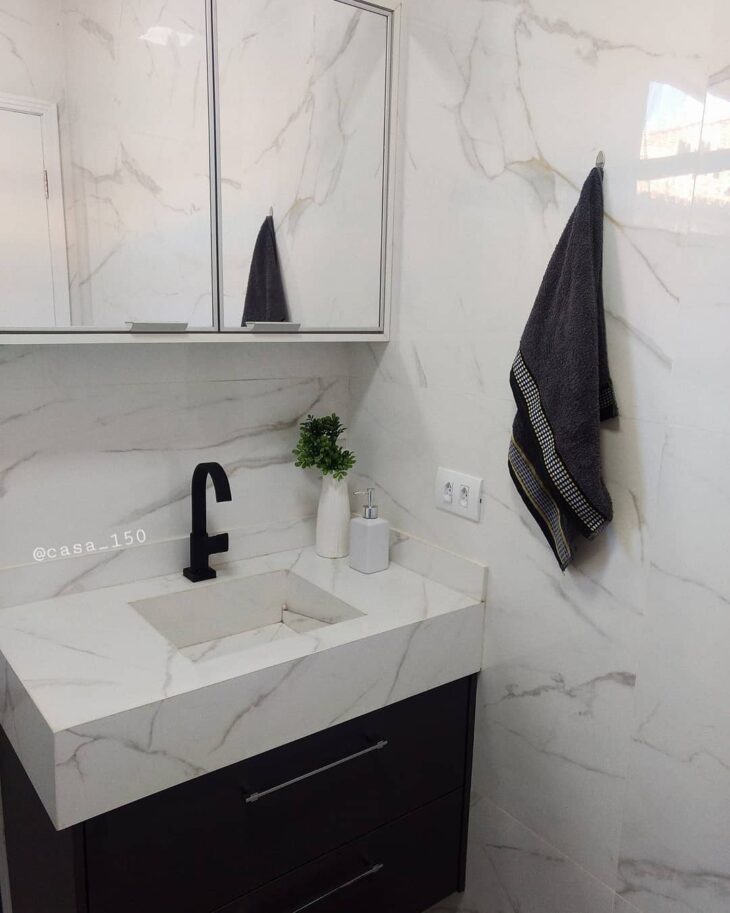 Decoração de Banheiros com Porcelanato Marmorizado Dourado: Dicas e Combinações