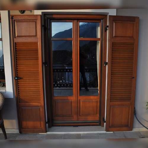 Porta balcão madeira sob medida