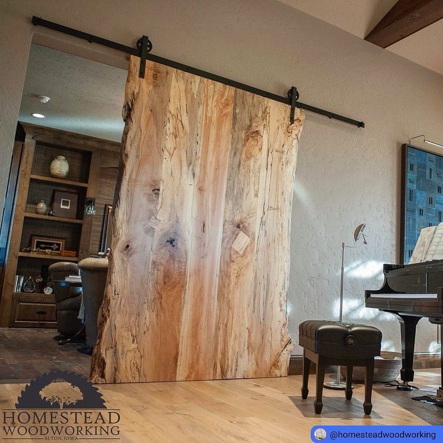 Porta celeiro com acabamento em pátina branca