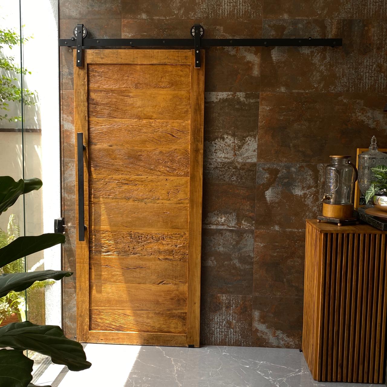 Porta celeiro com trilho aparente em aço preto