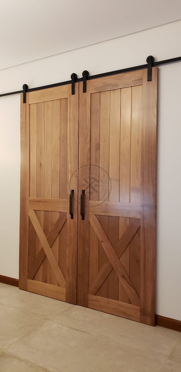 Porta celeiro com acabamento em pátina branca