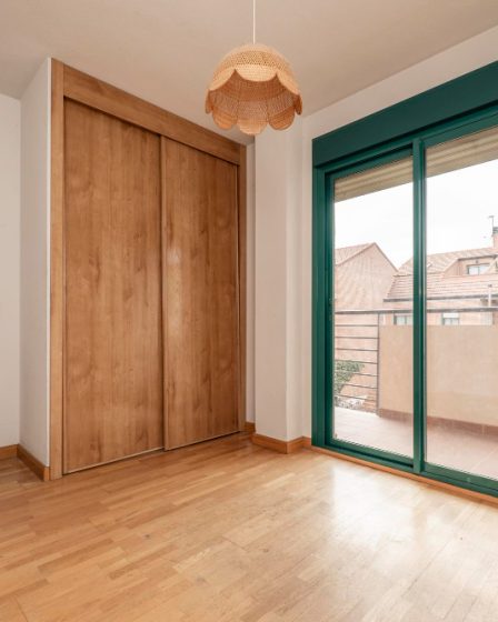 Porta de Correr Embutida vs. Trilho Aparente: Qual Escolher para seu Banheiro?