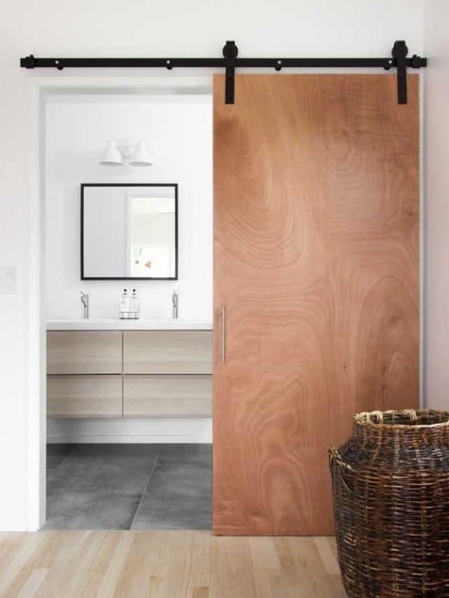 Porta de Correr Embutida vs. Trilho Aparente: Qual Escolher para seu Banheiro?