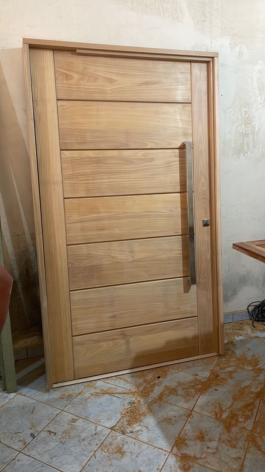 porta pivotante madeira cedro