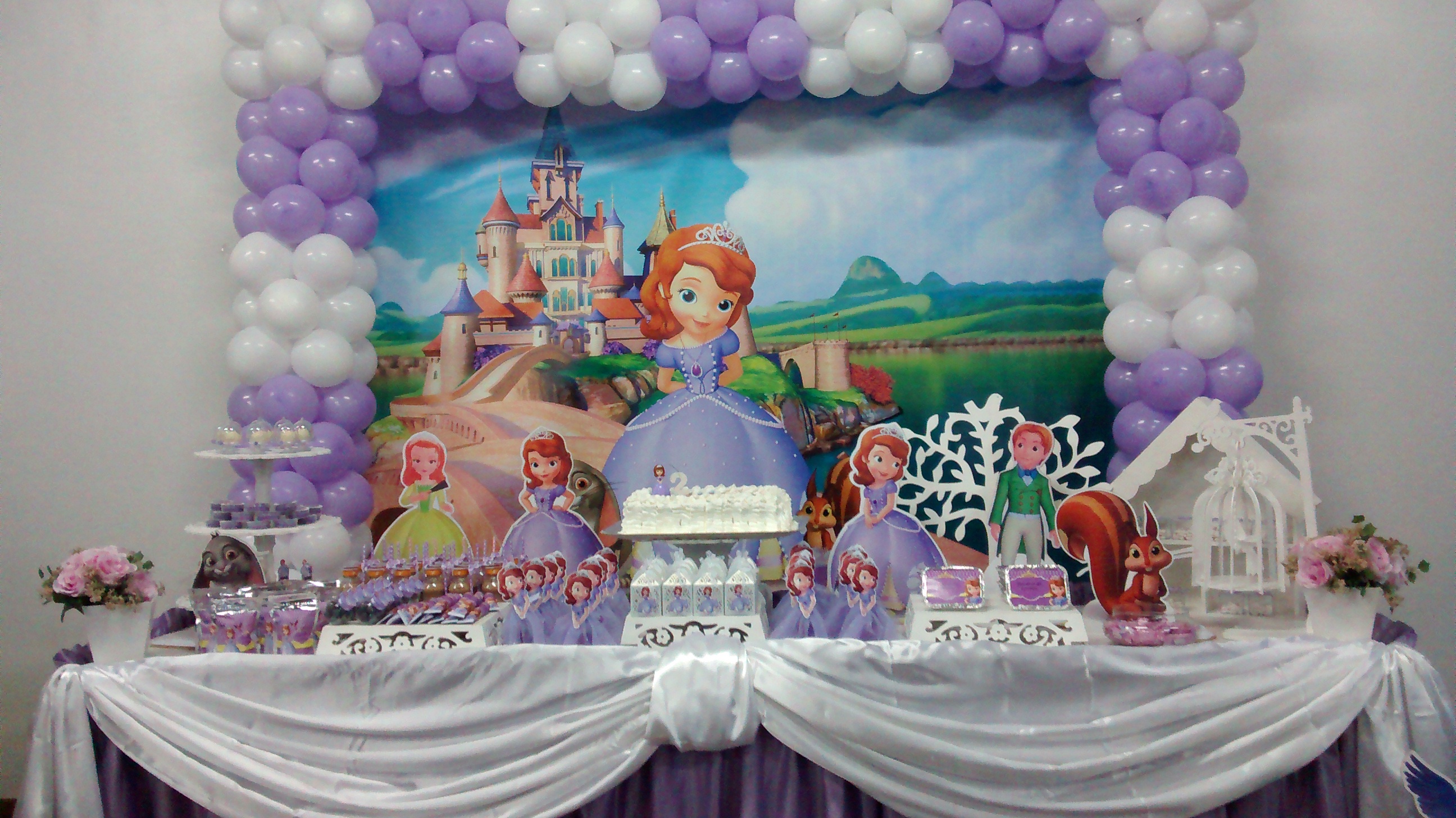 decoração princesa sofia simples versus luxo