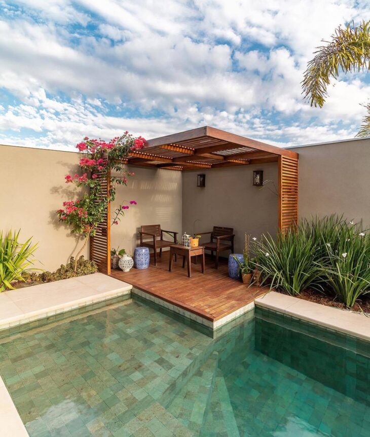 piscina de fibra vs piscina de alvenaria para área de lazer