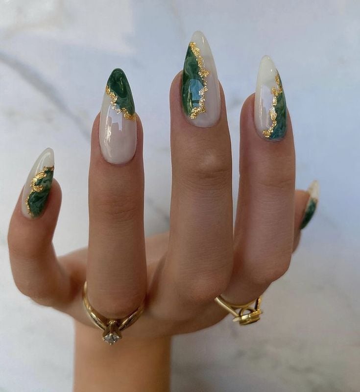 dourado com vermelho bordô
