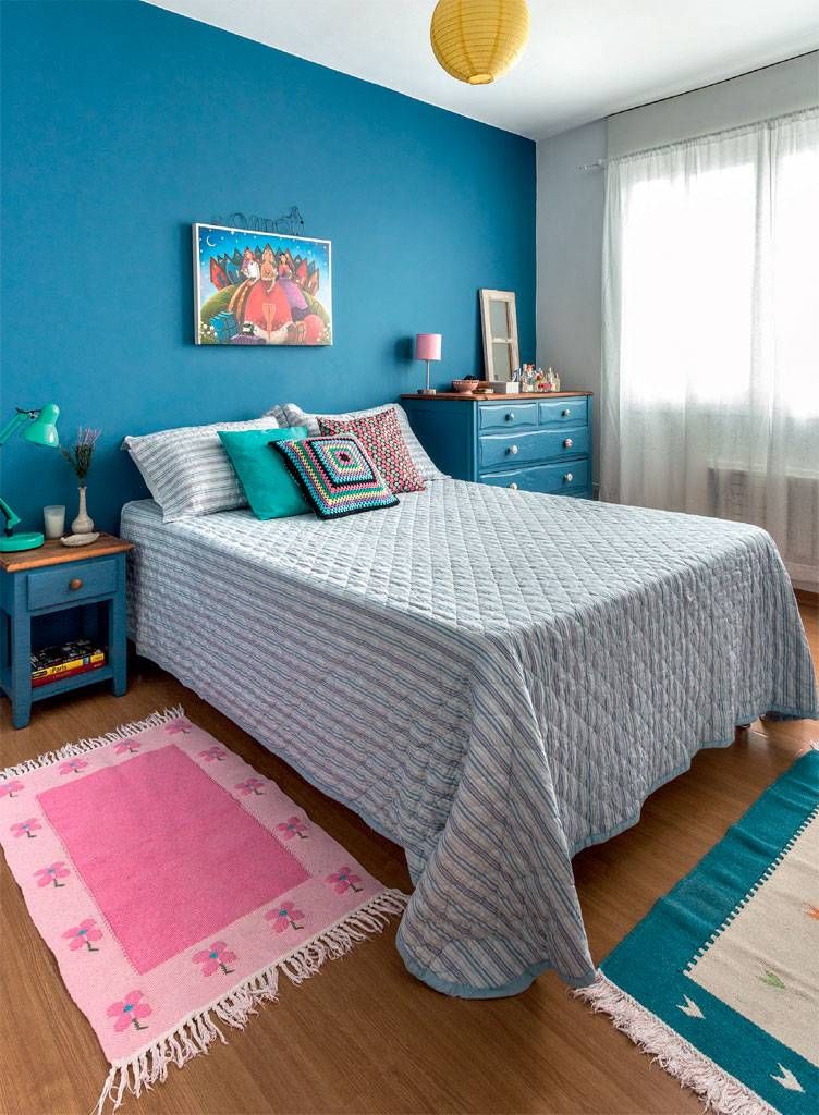 quarto azul claro e branco