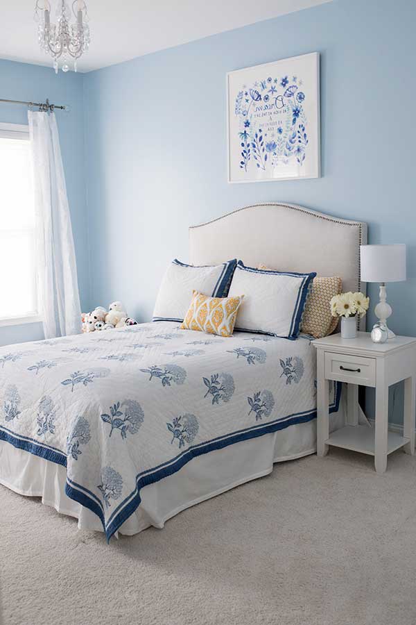 quarto azul e branco clássico
