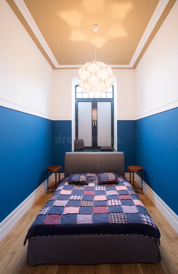 quarto azul e branco minimalista