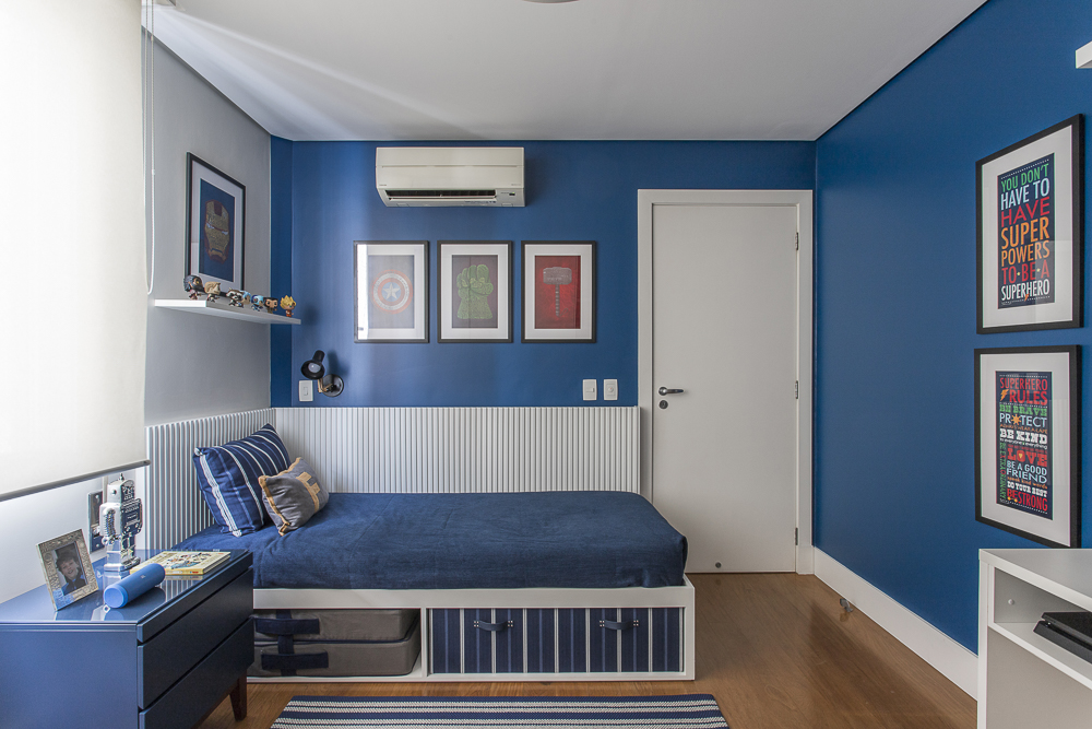 quarto azul e branco com cinza