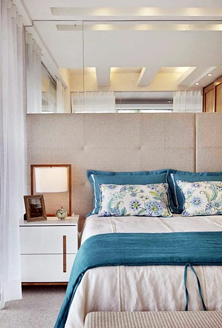 quarto azul e branco com detalhes dourados