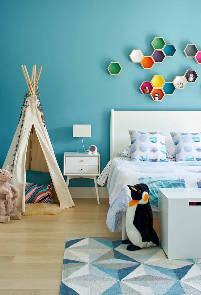 quarto azul e branco com detalhes prateados