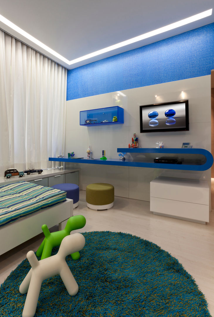 quarto azul turquesa e branco