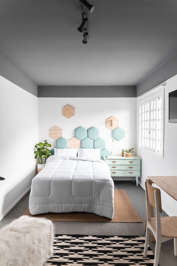quarto azul cobalto e branco